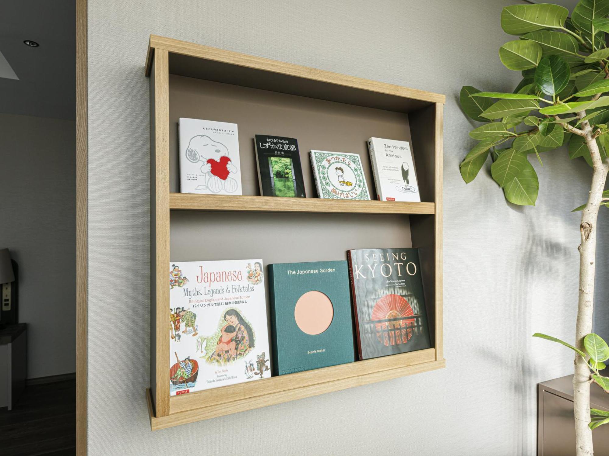 Good Nature Hotel Kioto Habitación foto A wall-mounted bookshelf